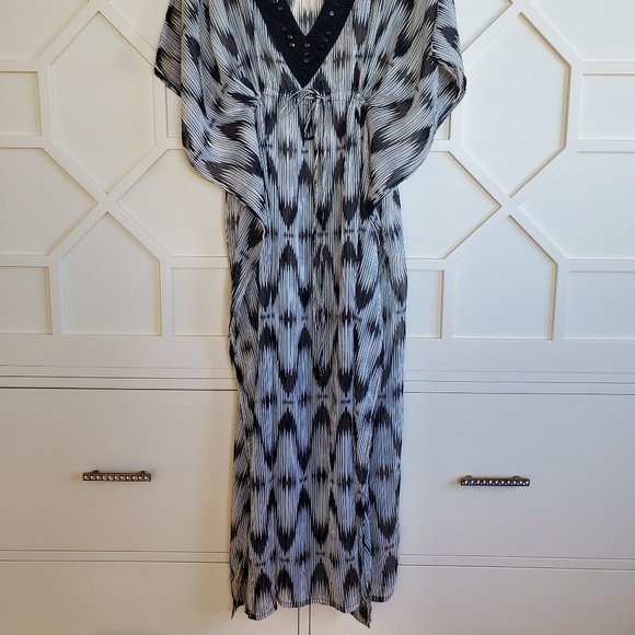 Woman's Maxi Kaftan Black & Off-white pattern, size Medium - Picture 4 of 6